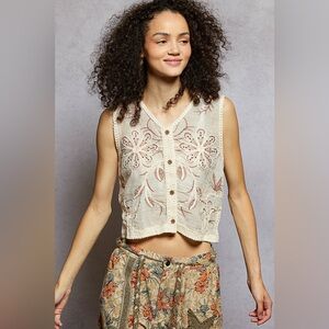 POL Floral Embroidered Cropped Crochet Vest